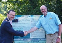 Birdworld flies to rescue with Kings Pond signs donation
