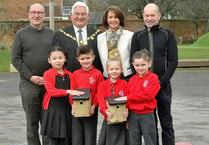 Young pupils receive nesting boxes