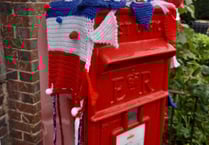 Knitted Queen looks after Selborne postbox for Platinum Jubilee