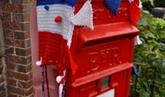 Knitted Queen looks after Selborne postbox for Platinum Jubilee