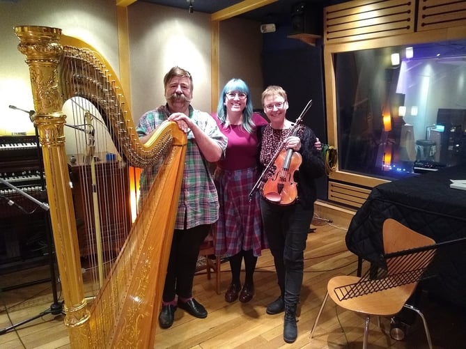 Publicity shot for Sophie Langdon concerts. Stream Cottage, Sandrock Hill Road, Wrecclesham, July 2022.