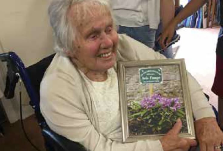 Avis Funge receives her Liphook In Bloom plaque.