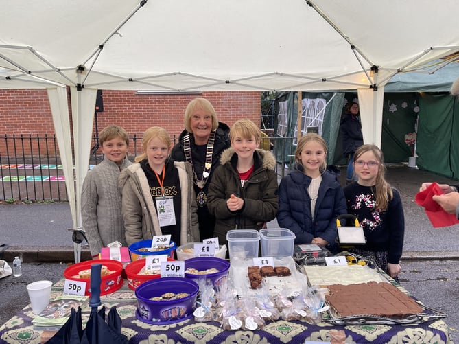 Fundraisers Henry Thompson (left), Maddie Wallace, Finley Wallace, Sequoia Doidge and Asha Doidge with Councillor Jacquie Keen (centre)