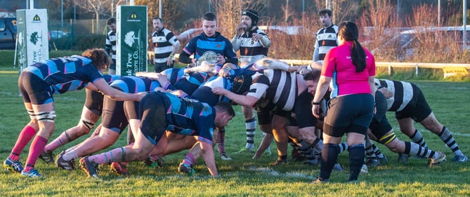 Farnham and Farnborough pack down to entertain the spectators
