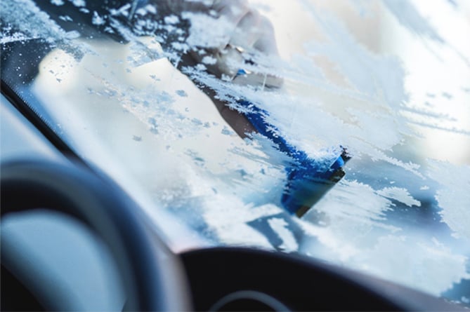 De-icing car windscreen