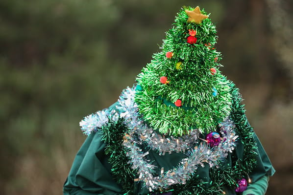Christmas tree parkrun runner at Hogmoor Inclosure in Bordon, December 2022.
