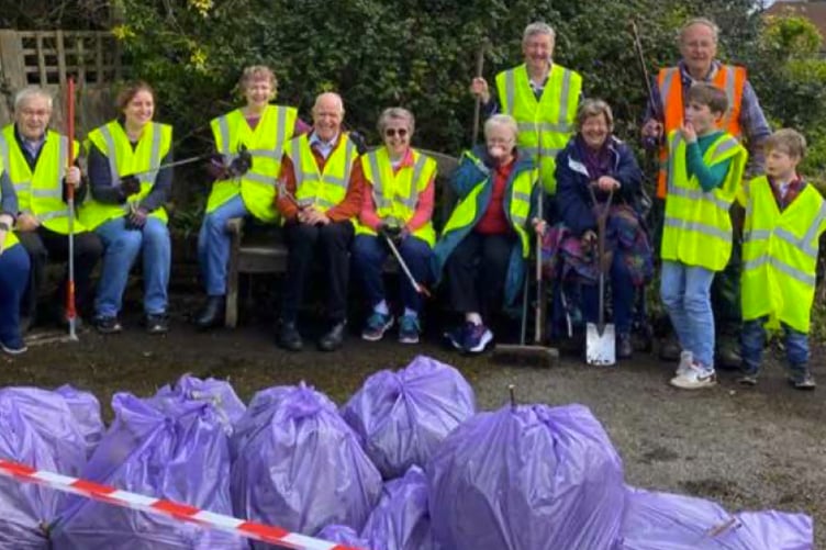 Life Church Petersfield members clear litter in Petersfield, April 2023.