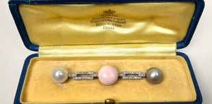 Pearl with royal provenance sells for record £71,500 in Farnham