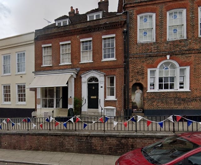 Restaurant loses alcohol licence because of illegal workers