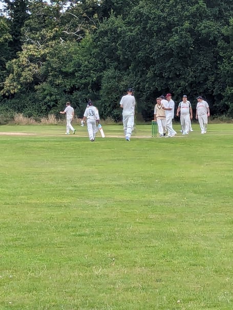 Fraser Ansty and Alex Morrison walk to the wicket