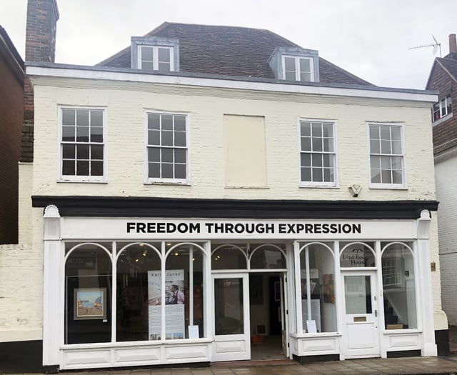 Mouth and foot painter Keith Jansz exhibiting in Alton