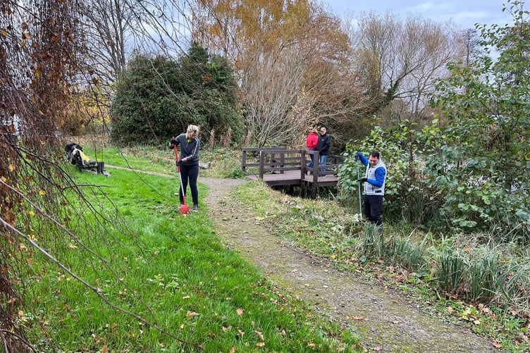 Volunteers help clear Badshot Lea pond
