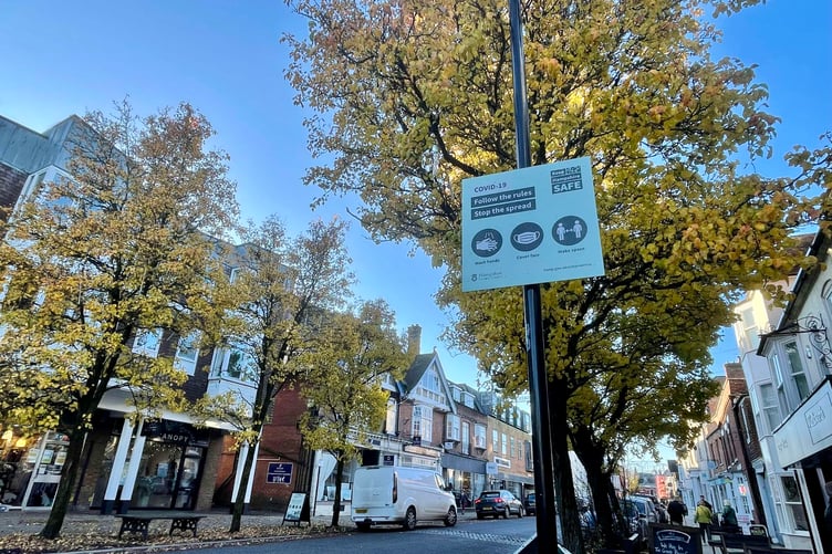 Petersfield High St Covid sign