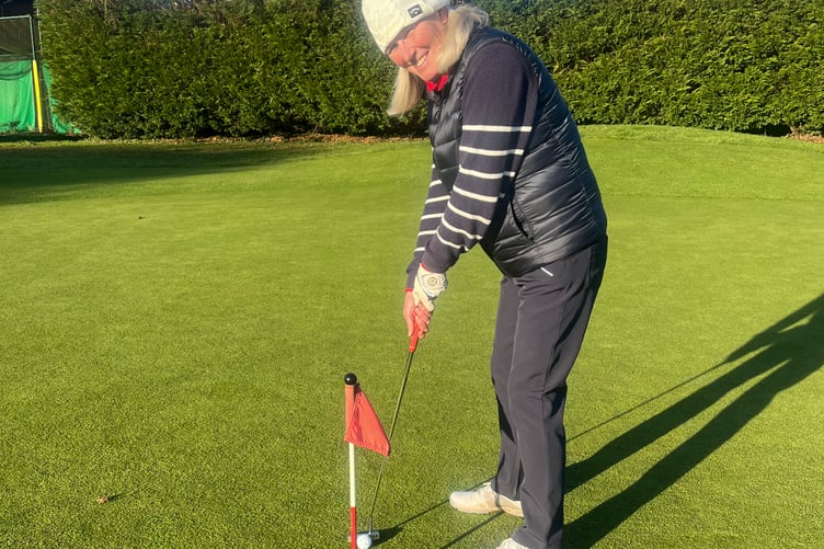 Penelope Utting putting at Petersfield Golf Club