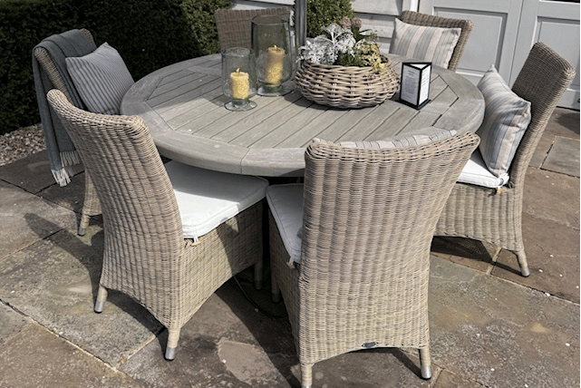 Garden furniture stolen from Neptune in Farnham.