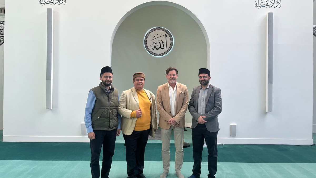 Former Premier League footballer Nicky Banger visits Tilford mosque ...