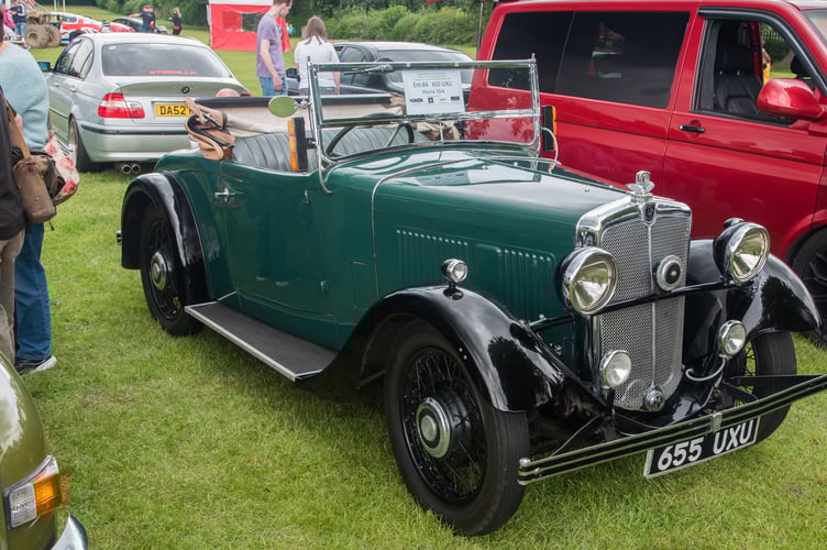 Morris 10/4, The Abbey School Vehicle Show and Family Fun Day, Anstey Park, Alton, July 2024.