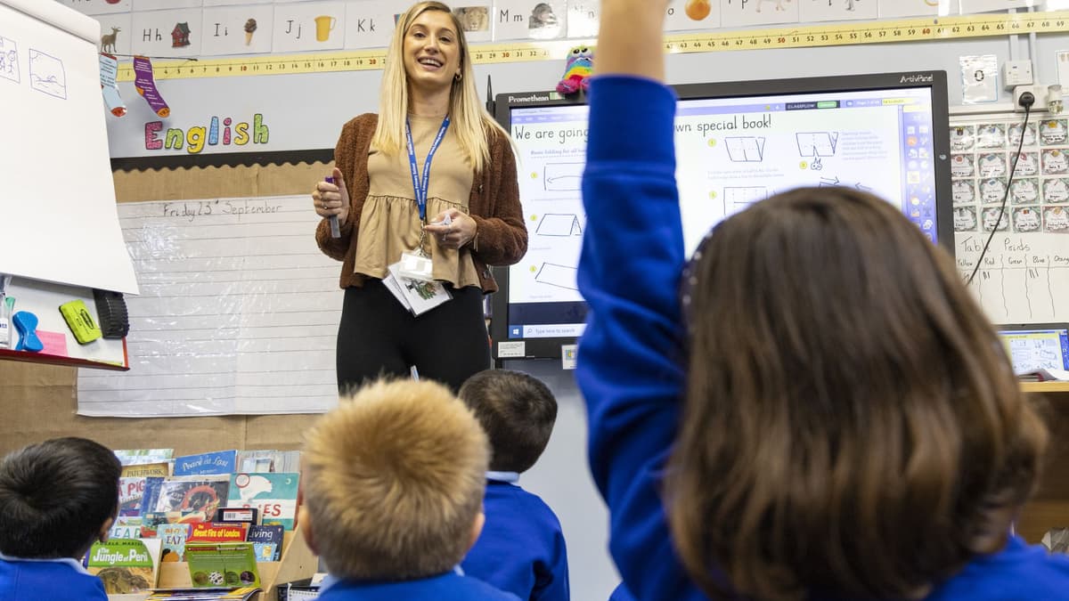 Primary Trainer i2i Teaching Partnership launches primary teacher training in Farnham ...