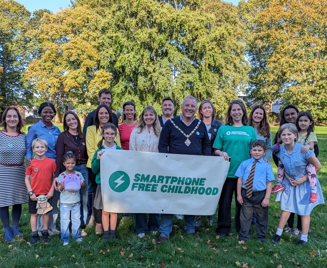 Parents pledge to keep children smartphone-free