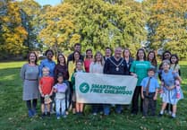 Parents pledge to keep children smartphone-free as Farnham leads county campaign