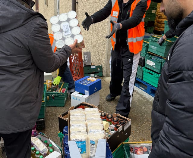 Young Muslim volunteers deliver 1.5 tonnes of food to charity