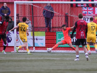 Warren's stoppage-time equaliser rescues point for ten-man Aldershot