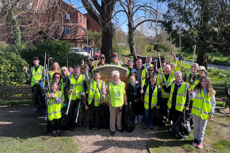 Volunteers give Farnham a spring clean.