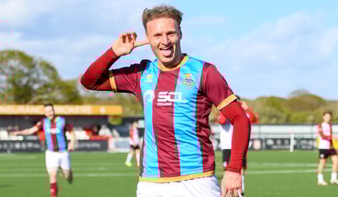 Farnham Town confirm play-off spot with impressive victory at Sholing