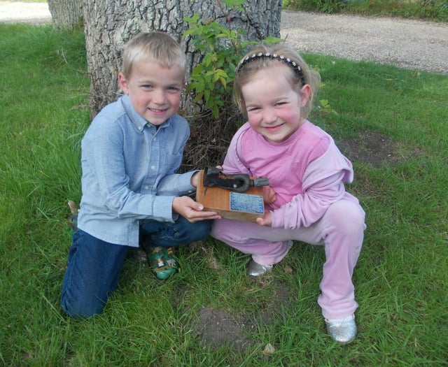 Metal detecting children discover a bomb in their garden 