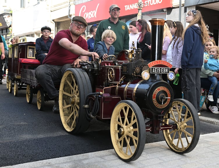 The Devil's Delight Steam Engine makes it way through the town (Picture: Adrian Jasper)