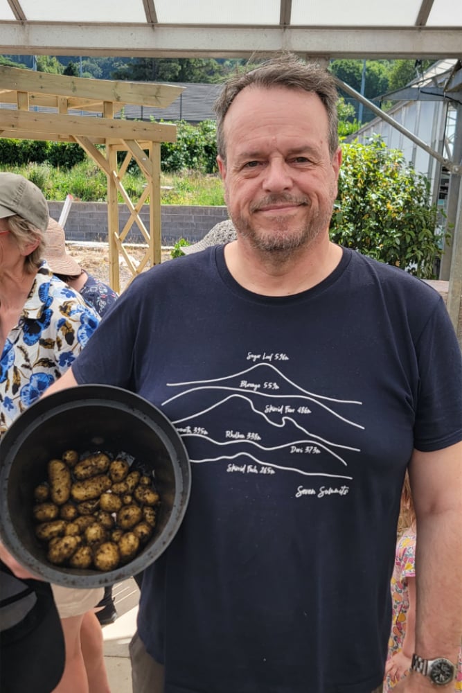 John Newcombe grew a tasty looking 881g harvest.