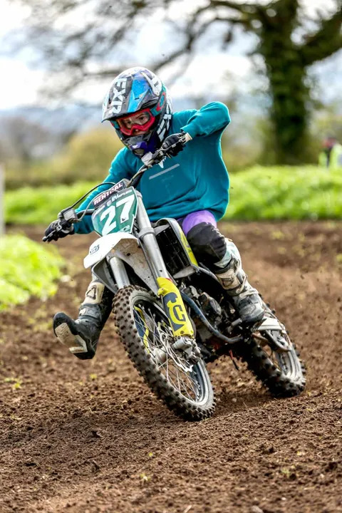 Leg technique as Oli takes a corner.